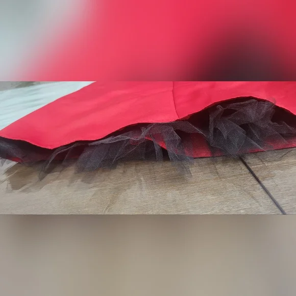 Beautiful Strapless red dress with black belt - Picture 6 of 11